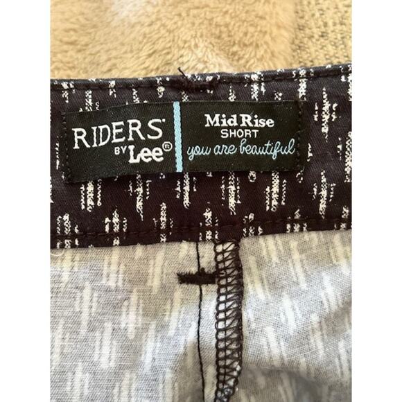 Riders by Lee Mid Rise Printed Shorts – Size 6M – Black & White Ikat - Picture 4 of 5